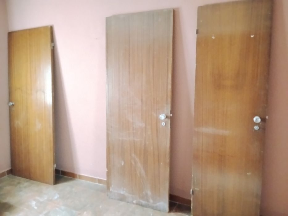 OFEREÇO portas de madeira