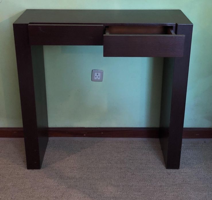 Móvel de apoio com gavetas