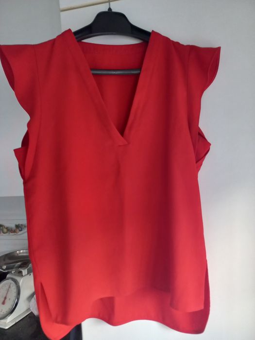 Blusa de verão, decote em V, mais comprida  a trás doque a frente Impecável