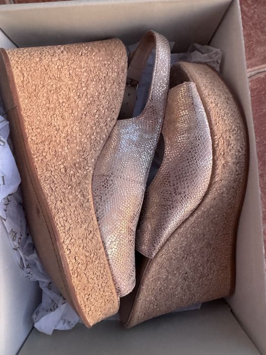 Sandaly na koturnie Lasocki