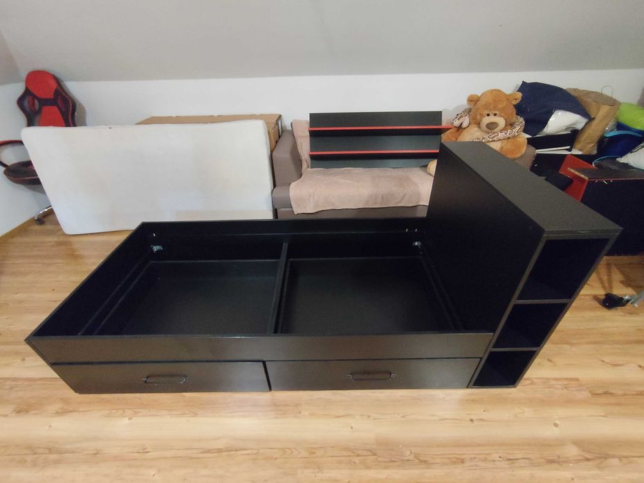 Łóżko młodzieżowe z szufladami i zagłówkiem na książki