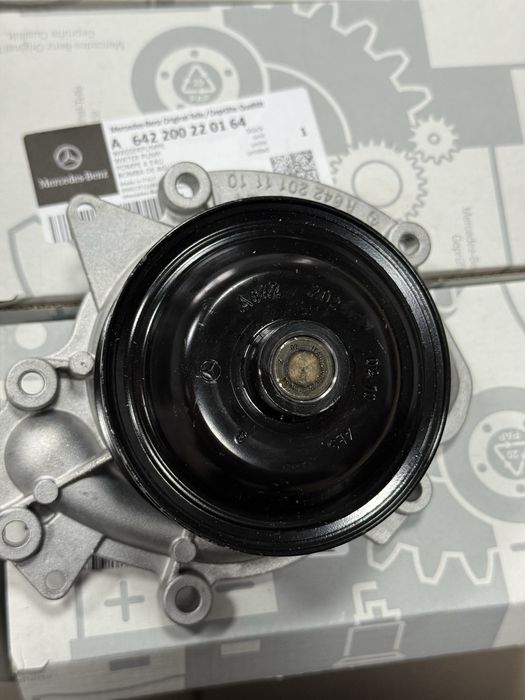 Помпа водяна насос основний охолодження ОМ642 3.0 спрінтер W906 W907