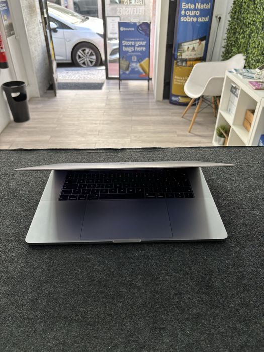 MacBook Pro 15 Core i7 6-Core 2.6 |  512 SSD GB | 16GB