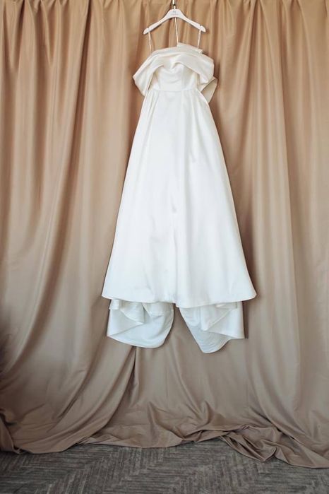 Весільна сукня білого кольору у відмінному стані