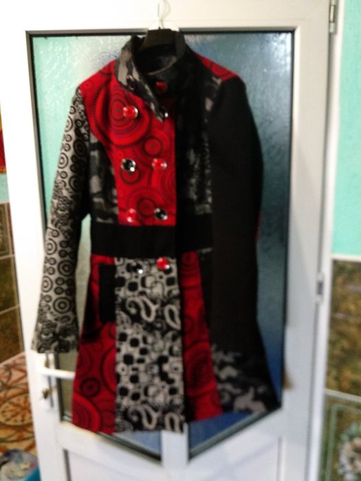 Пальто красное с рисунком