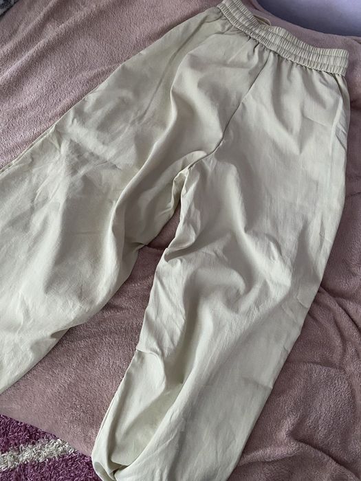 Широкі штани бежевого колору