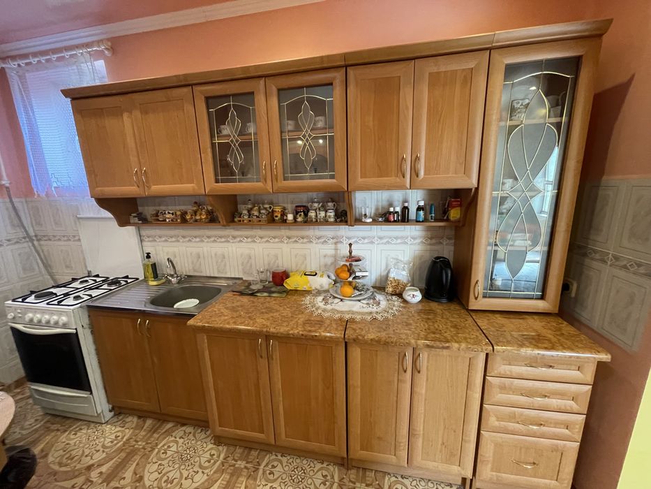 Кухонна стінка, газова плита та стіл з уголком