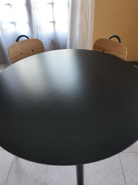 Mesa redonda e duas cadeiras giratórias