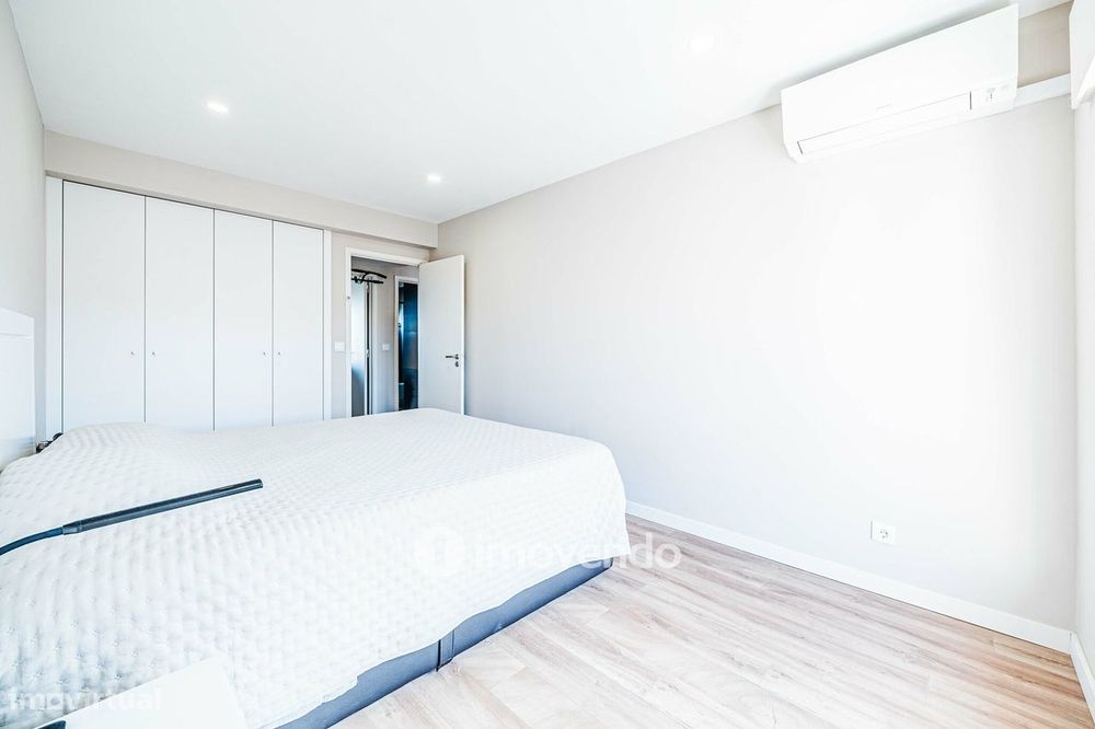 Apartamento T2 com boas áreas e muita luz natural, em Telheiras
