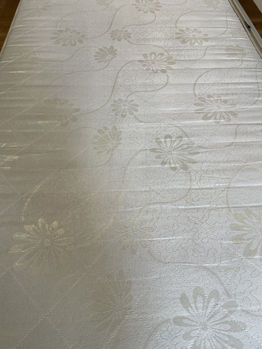 Кровать б.у в отличном состоянии.