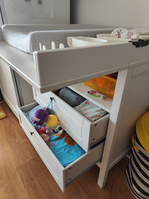 Muda Fraldas com 2 gavetas de arrumação e acessórios