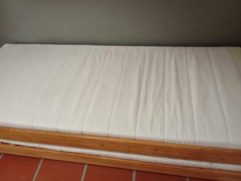 Duas Camas empilhaveis com estrados e colchoes novos