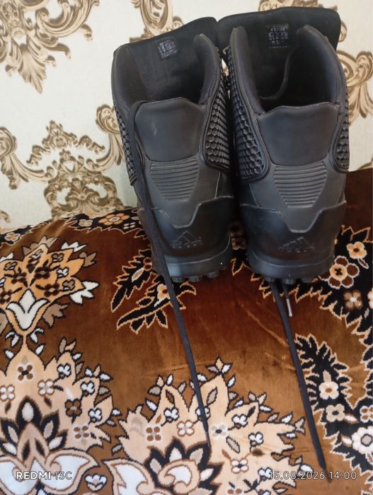 Ботінки Adidas.