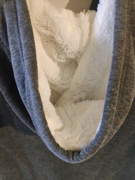 Hoodie com capuz e pelo interior. Mulher, tamanho S.