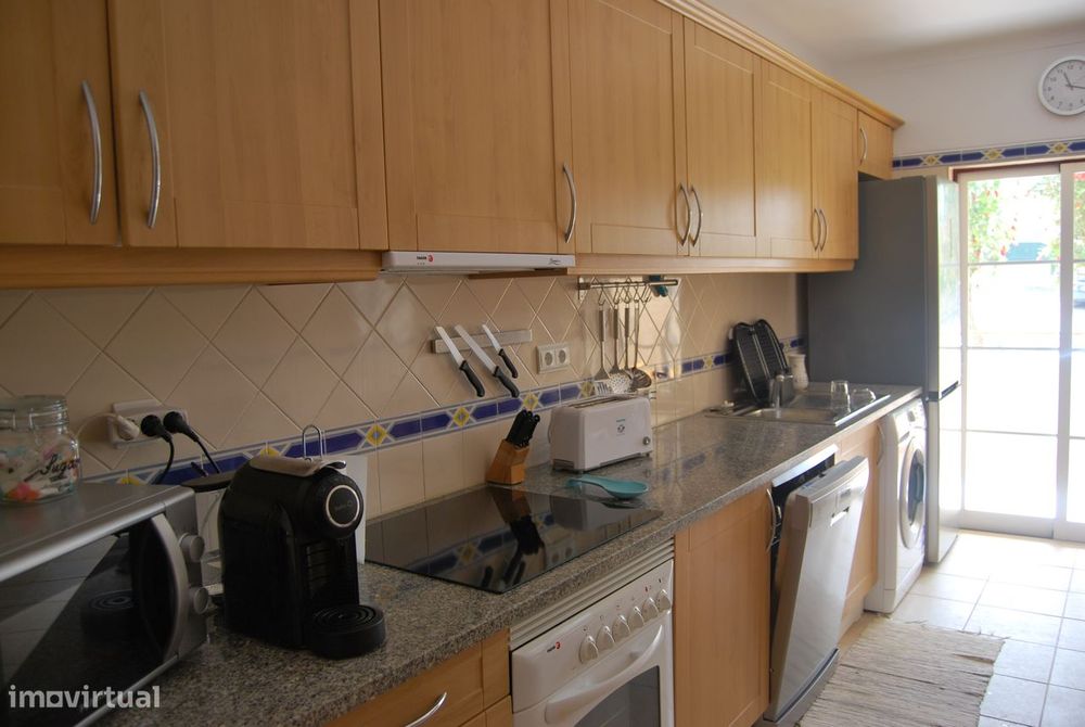 Apartamento T2 mobilado para arrendamento de curta duração em Alvor.