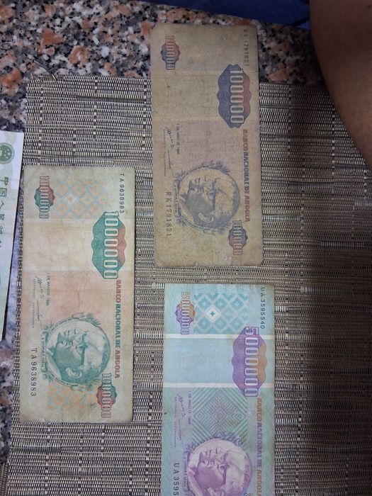 Lote de Notas Antigas / Colecção (Angola e Ásia)