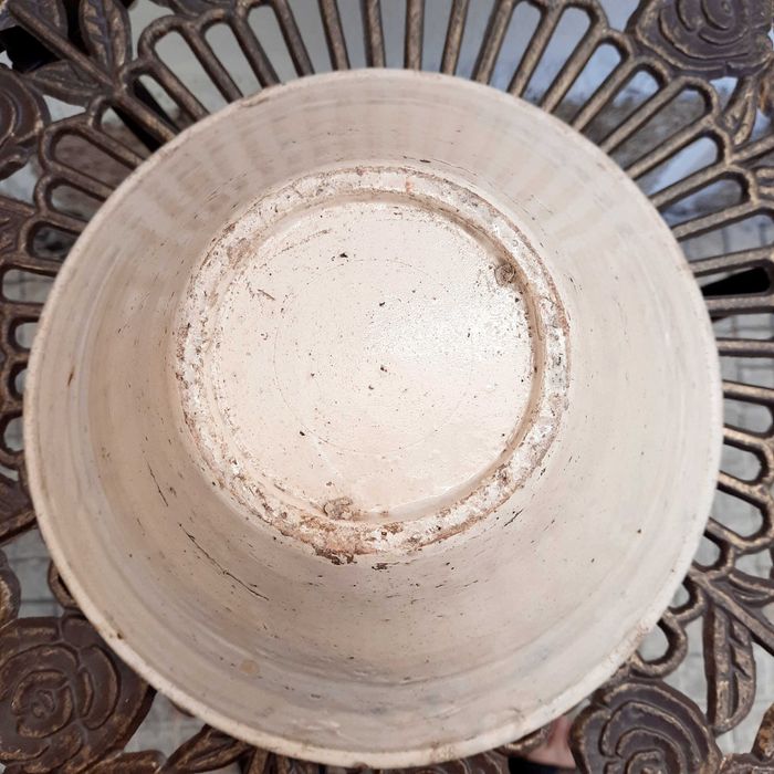 Saladeira antiga de faiança portuguesa do século XIX.