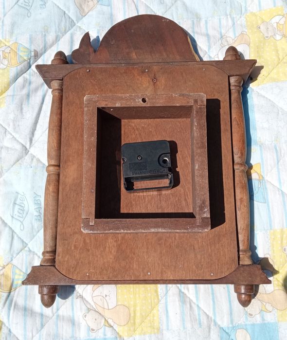 Zegar ścienny z drewna na baterię.