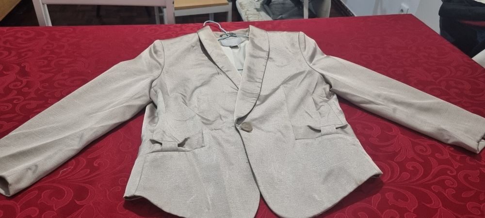 Paletó dourado brilhoso