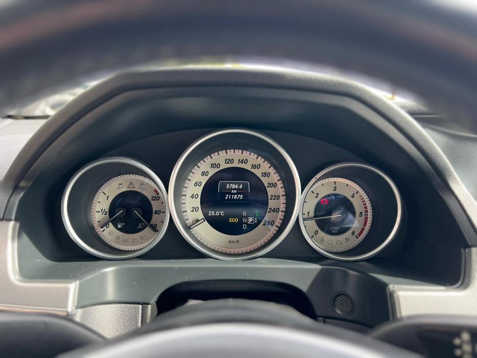 Mercedes-Benz E 220 — fotografia 5