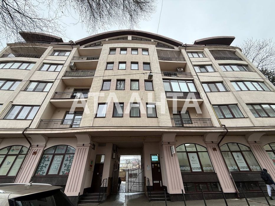 Здається в оренду простора 4-кім квартира  на вул. Руфа.