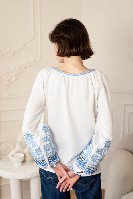 Біла жіноча вишиванка з довгим рукавом «Дивоптахи»