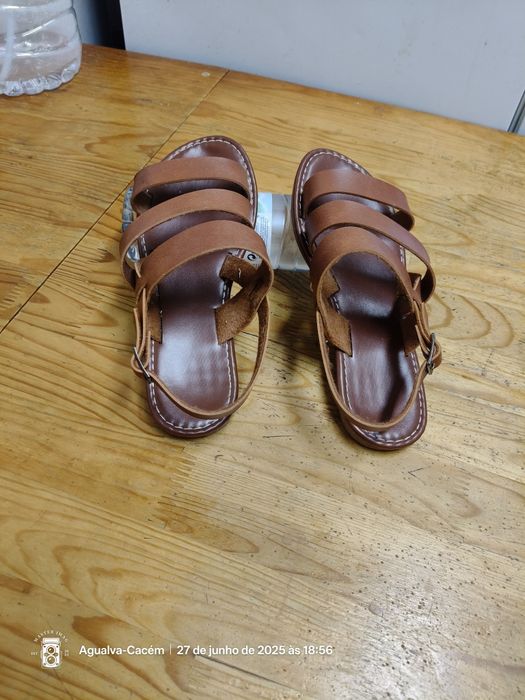 Sandálias de verão como novas