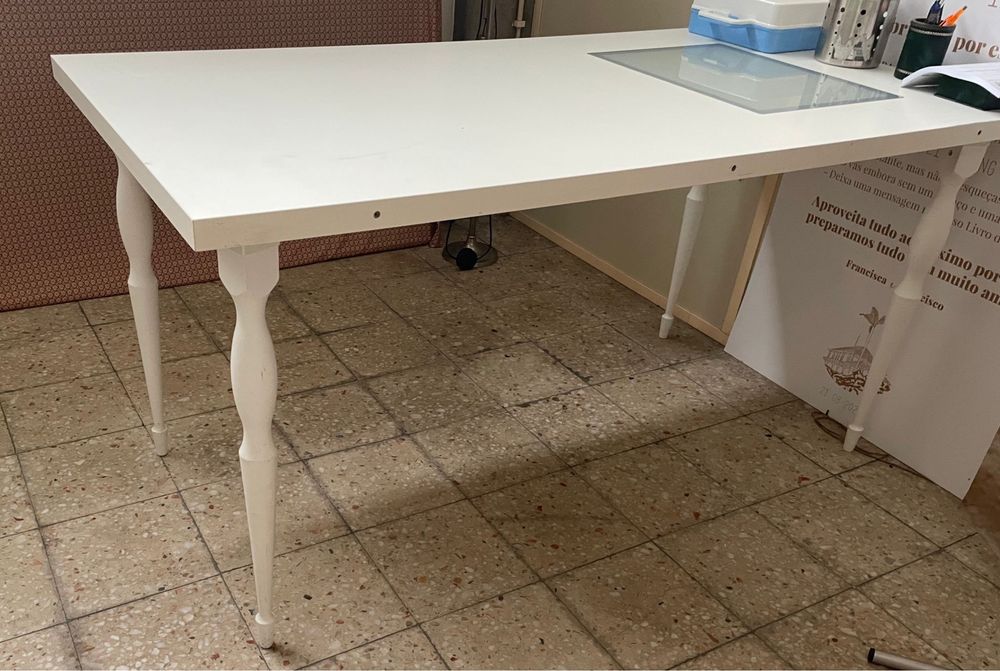 Estirador de desenho IKEA em branco
