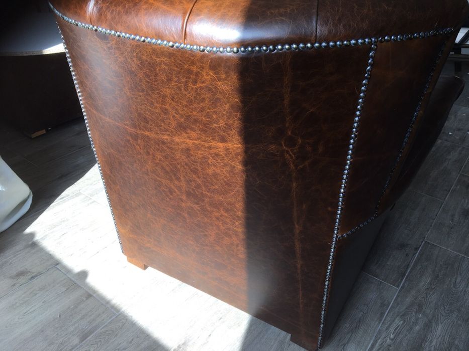 Fotel Chesterfield. Skora Dubai.