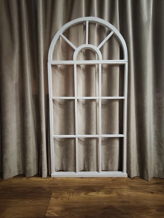 Drewniana okiennica do sesji łuk