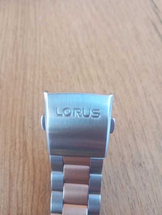à venda:
relógio muito bonito da marca Lorus.