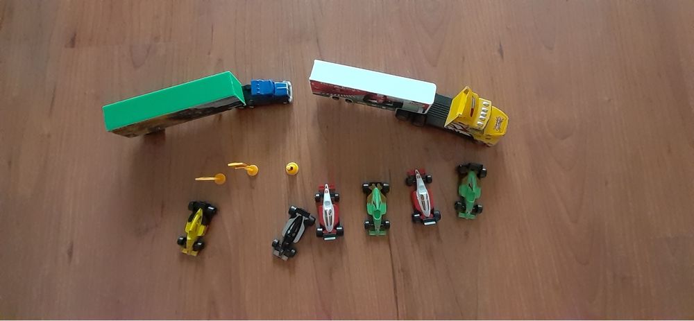 Conjunto de carros, com camião de transporte.
