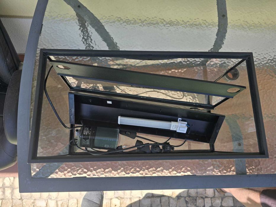Aquário com luz e motor usado em bom estado