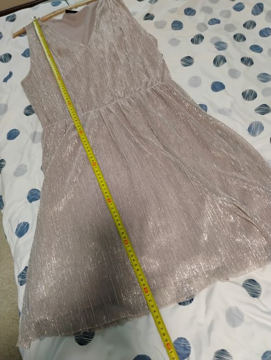 Sukienka L,Xl.     Błyszcząca , pudrowa .