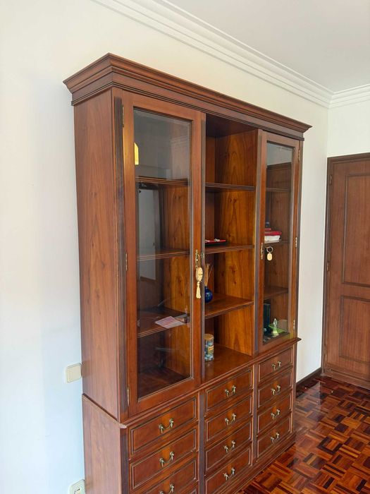Estante em madeira de cerejeira com vitrine e secretária acoplável
