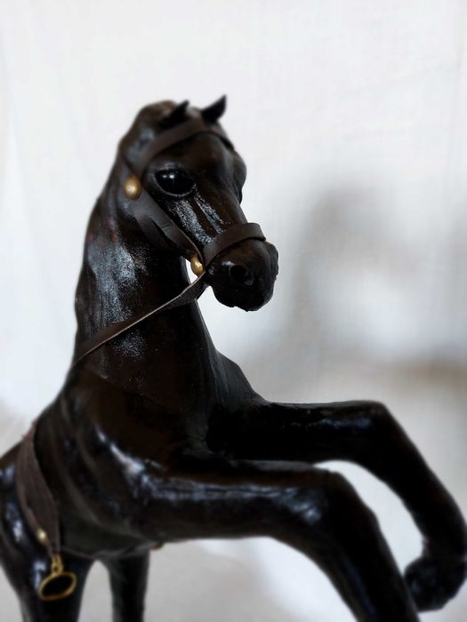 Cavalo de madeira revestido a couro