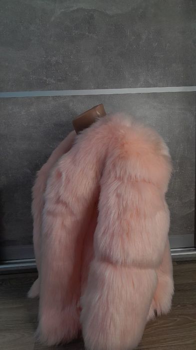 Персикова жіноча шубка.