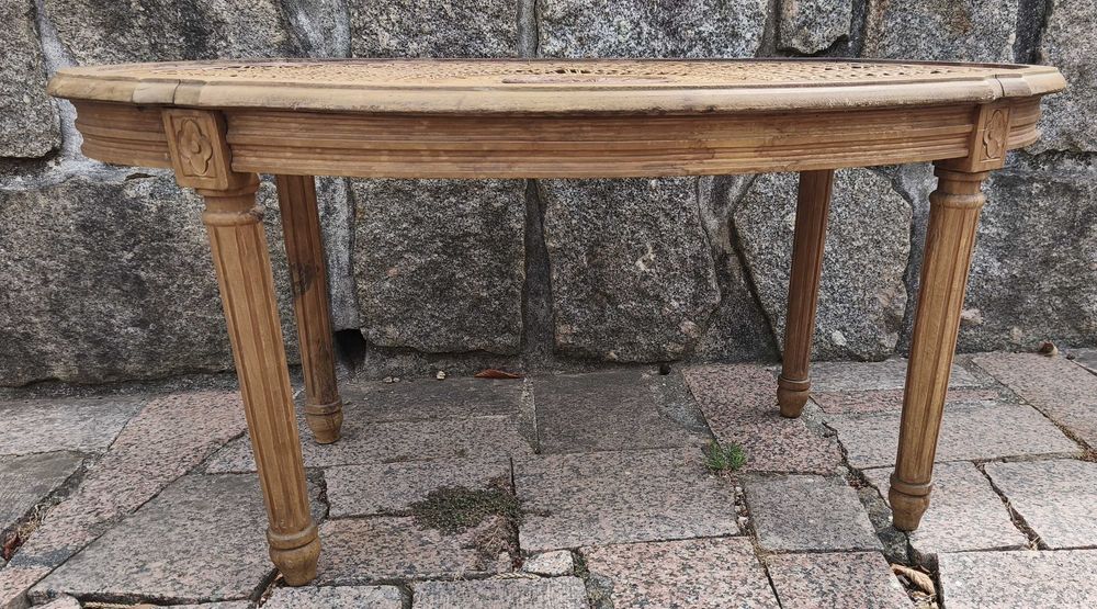 Mesa com tampo em palha muito antiga oval