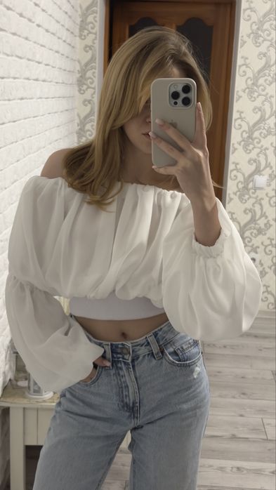 Білий топ з відкритими плечима — стильний, легкий і дуже жіночний.