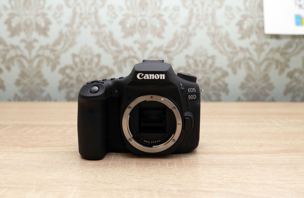 Canon EOS 90D body