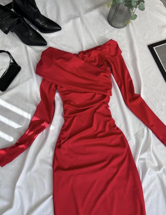 Червона сукня