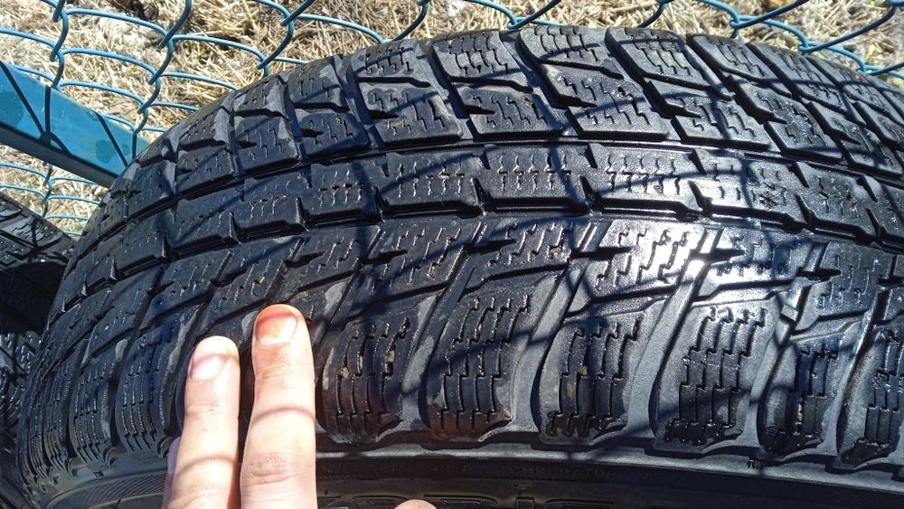 Колеса на мітсубіші ,р 16/215/70 nokian