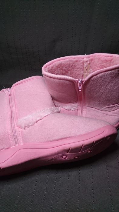 Różowe buty typu emu, R 35