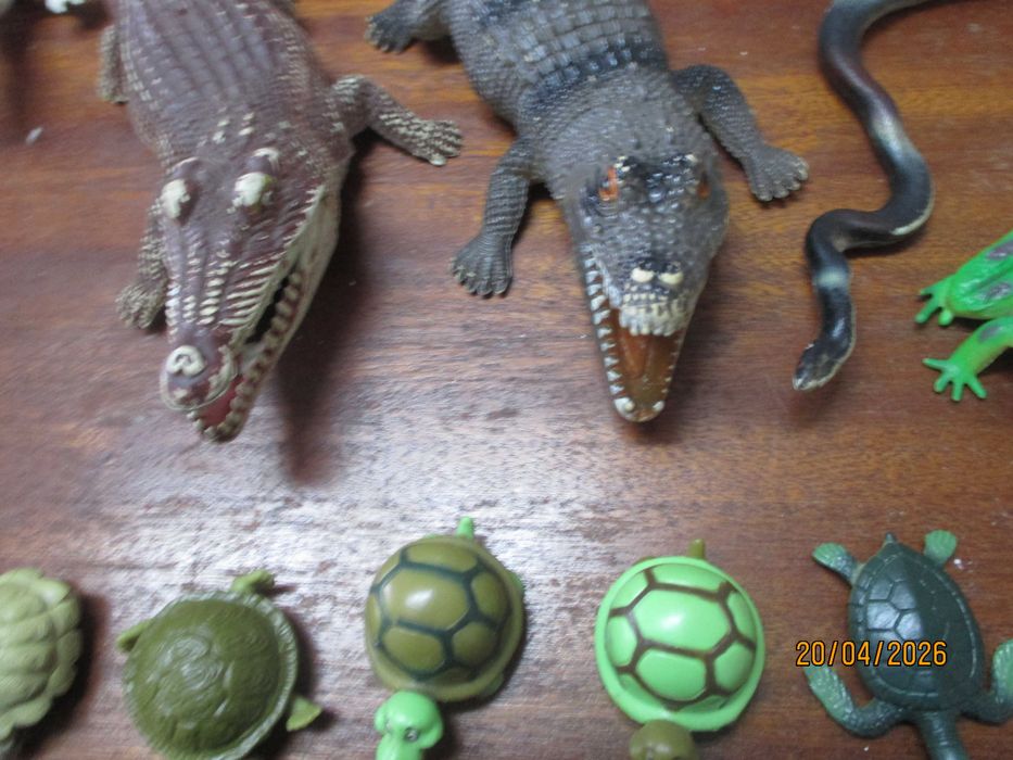 18 figuras de repteis e insectos