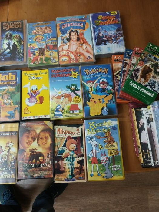 Kolekcja różnych kaset VHS