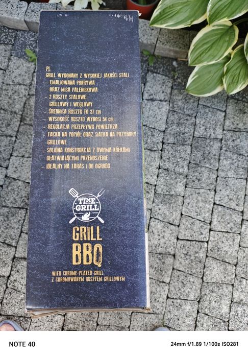 Grill ogrodowy z pokrywą.