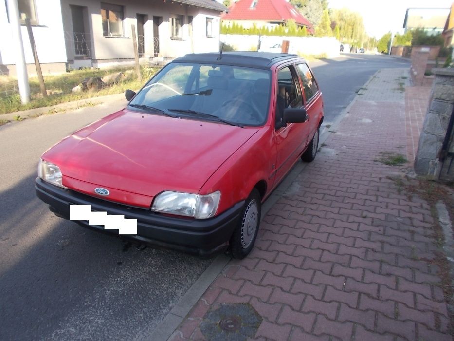 Ford Fiesta MK3,kolor czerwony,1,3 benzyna,przeznaczony na części