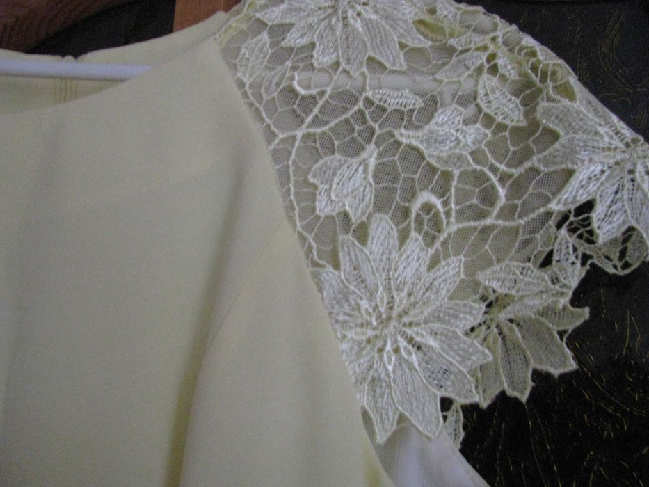 Żółta sukienka z gipiurą