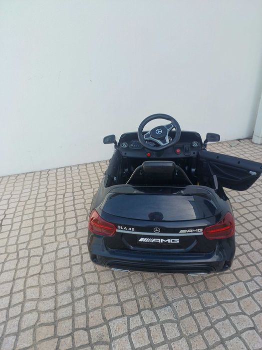 Carro Mercedes eléctrico criança