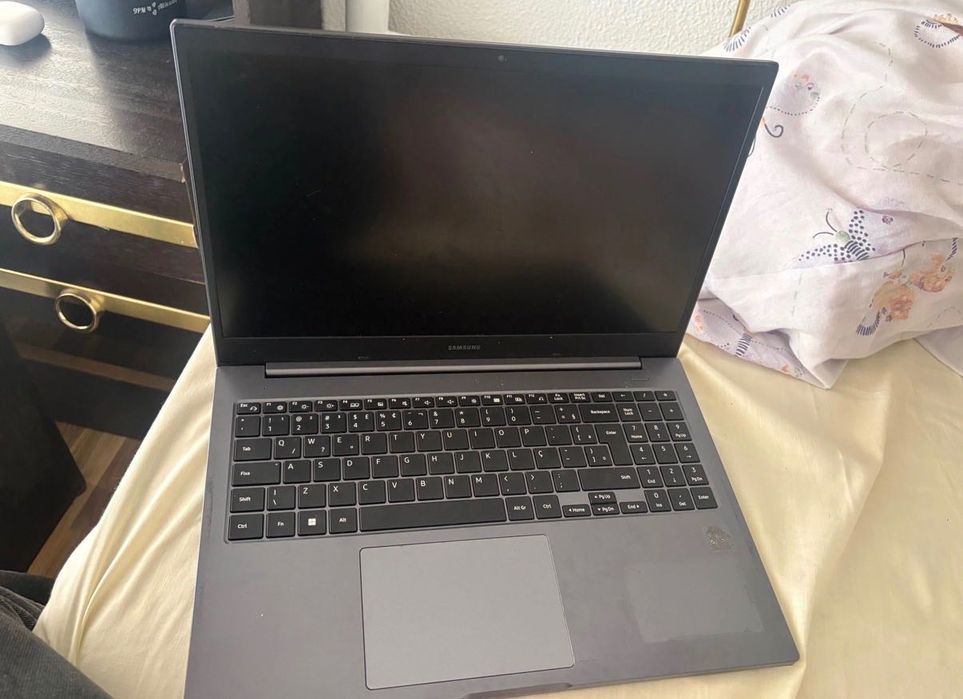 Vendo notebook da Samsung a funcionar perfeitamente, ideal para estudo, trabalho ou uso diário